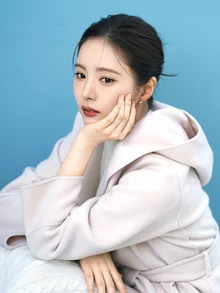 Shin Se-kyung Reveals Behind-the-Scenes of Winter Photoshoot at the Peak of Alluring Beauty