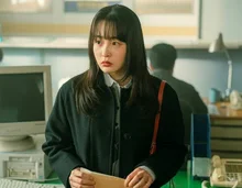 Kim Min-ha Delivers a Stellar Performance as a Professional Worker in 'Typhoon Company'... Perfectly Recreating the 90s Office Worker