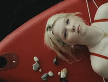 《墜落之聲》100年的歲月，四代少女的報導照公開！