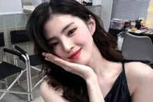 [Photo &] Han So-hee, Red Lips and Black Tank Top... Explosive Goddess Beauty
