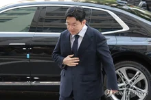 [Photo &] HYBE's Bang Si-hyuk, Recently Summoned for Additional Investigations Twice