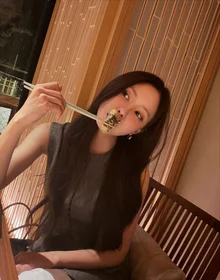 [Photo &] T-ara Hyomin Enjoys Delicious Autumn in Japan!