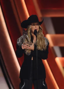 雷尼·威爾遜，CMA獎三冠王...33年來首次女性獨立主持人