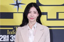 [Photo &] Seo Min-joo Shines at 'Information Agent' Set with Elegant Smile
