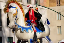 從《綠奇》少女到搖滾女皇... 泰勒·莫姆森在梅西感恩節遊行中大放異彩，登上告示牌第一名