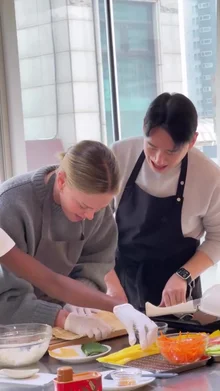 Charlize Theron Rolls Kimbap.. Video of Chef Choi Kwang-ho's Cooking Class Participation Goes Viral
