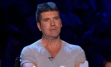 「先生を訴えろ」毒舌を吐いていたサイモン・コーウェル、15年ぶりに公式謝罪「ただ私が悪かった」