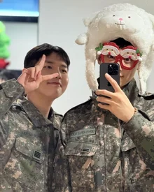 [フォト&] 歌手「キム・ジェファン」がSNSに「チャ・ウヌ」と一緒に撮った軍生活の写真を公開