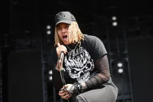 ラッパー・プアステイシ、26歳で急逝... トラヴィス・バーカーとコラボした「エモラップ」スターの悲劇