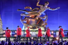 「傳說中的六人完整體來了」... 新編輯，於洛克菲勒中心樹點燈儀式上獻上「R&B的魔法」