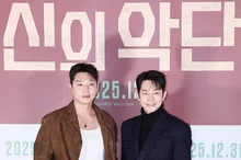 [Photo &] Park Si-hoo and Jung Jin-woon Return to the Screen After 10 Years with the Movie 'The Divine Band'