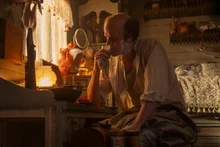 這是「大白鯊」的策略...「它：歡迎來到德里」比爾·斯卡斯加德，以歷史上最年輕、最令人毛骨悚然的佩尼懷斯回歸