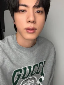 [フォト&] BTS ジン、セルカを撮ったけど本当に下手でアップしないと言ったけど、見ているうちに面白くて