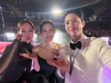 [Photo &] Park Bo-gum Shares Behind-the-Scenes of 'AAA 2025' Awards, Selfie with IU, Hyeri, and Kim Yoo-jung