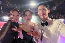 [Photo &] Park Bo-gum Shares Behind-the-Scenes of 'AAA 2025' Awards, Selfie with IU, Hyeri, and Kim Yoo-jung