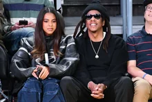 ビヨンセだと思った... 13歳のブルー・アイビー、バレンシアガを着てパパのジェイ・Zとバスケットボール場にお出かけ