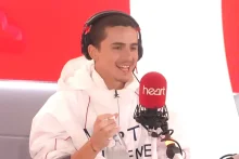 「時機成熟時會揭曉」... 提摩西·查拉梅，對於面具說唱者「艾斯迪基特」同一人物說法的微妙承認？