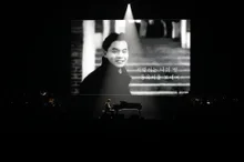 キム・ドンリュル、故ソ・ドンウク1周忌追悼...「観客が代わりに歌ってくれた歌で友を送った」