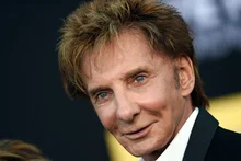 流行音樂傳奇貝瑞·曼尼洛（Barry Manilow）82歲被診斷為肺癌... 