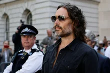 Russell Brand, inculpé de nouvelles accusations d'agression sexuelle la veille de Noël... Situation désespérée