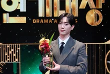 Seo Kang-joon remporte le prix d'acteur aux MBC Awards avec 'Undercover High School'