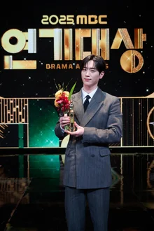 Seo Kang-joon Wins MBC Acting Award for 'Undercover High School'