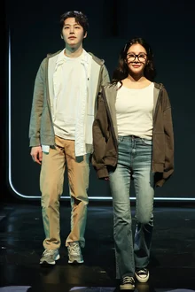 넷플릭스 시리즈 〈애나 만들기〉, 연극 〈애나엑스〉로 한국 초연