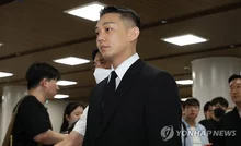 유아인, 항소심서 집행유예로 석방