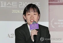 〈패스트 라이브즈〉의 셀린 송, 연극 〈엔들링스〉 국내 초연