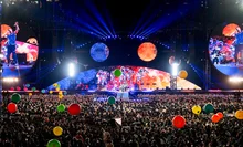 8년 만의 내한공연 여는 콜드플레이, 팬과 함께 환상적 무대 선보여