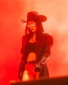 제니, 코첼라 무대서 13곡 라이브…