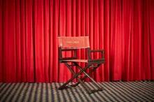 데이빗 린치의 빨간 커튼, 감독 의자 등 경매에 출품