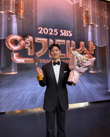 Lee Je-hoon Wins Grand Prize at the 2025 SBS Acting Awards... Second Grand Prize in Two Years for 'Taxi Driver 3'