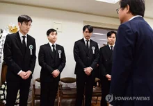 [Photo&] Jung Woo-sung and Lee Jung-jae, Acting as Mourner at the Late Ahn Sung-ki's Funeral