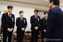 [Photo&] Jung Woo-sung and Lee Jung-jae, Acting as Mourner at the Late Ahn Sung-ki's Funeral