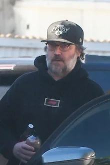 「麥可·巴坦」是間諜嗎？...《別對我說謊》明星麥可·巴坦，退休8年後的「白髮鬍子」近況