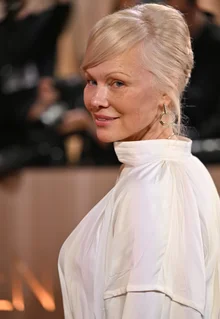 「私のトラウマを盗んで賞を受けるなんて」... パメラ・アンダーソン、セス・ローゲンとの出会いに「不快感」を吐露