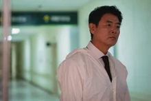 「防護服を着た弁護士」ソン・ドンイル、ディズニープラス『ブラッディフラワー』で重厚なカリスマを発揮