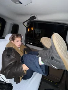 「靴を履いてタクシーの座席に足を？」... ジェヨンソミ、日旅行の写真を投稿し「マナー論争」に巻き込まれる