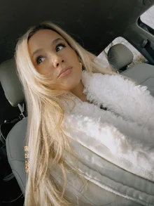 「別看壞兔子！」... 加比·巴雷特，保守團體「反擊超級碗秀」加入波瀾