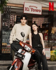 [Photo &] Kim Seon-ho and Go Yoon-jung Spotted on a Street Food Date... 'Can This Love Be Translated?' Excitement