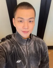 [Photo&] Kang Daniel, Enlists Today... Reveals 'Shaved Head' with a Brave Smile After Removing His Hat