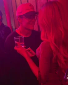 「前男友的前輩和曖昧？」... 阿莉克斯·厄爾·湯姆·布雷迪，在加州派對被捕捉