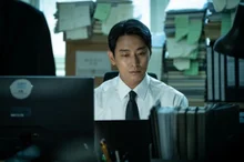 Ju Ji-hoon Becomes a Prosecutor at the Center of Power... Two Character Stills of Ju Ji-hoon from 'Climax' Released