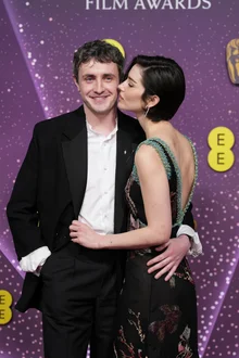 ポール・メスカルとグレイシー・エイブラムス、2026 BAFTAレッドカーペットで公式カップルデビュー