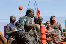 「傳說的陨落與血淚」... '生存者50' 首映，震驚的退場與緊急後送開場