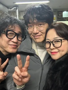 [フォト&] ソン・シギョン、キム・グァンジンコンサートにサプライズ登場…「リズ時代の美貌」と称賛