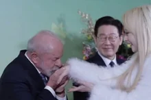 [Photo &] Brazilian President Lula Kisses Black Swan's Gabi's Hand... 1.2 Million Views Exploded