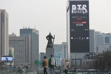 [Culture&] 260,000 ARMYs Gather... The Industry Drenched in Purple for BTS Gwanghwamun Concert