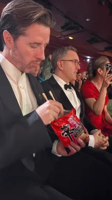 [Culture&] Oscar-winning Director Chris Appelhans of 'K-Pop Demon Hunters' Eats Raw Ramen at the Oscars! Next Up: 'Welcome, First Time in Korea'